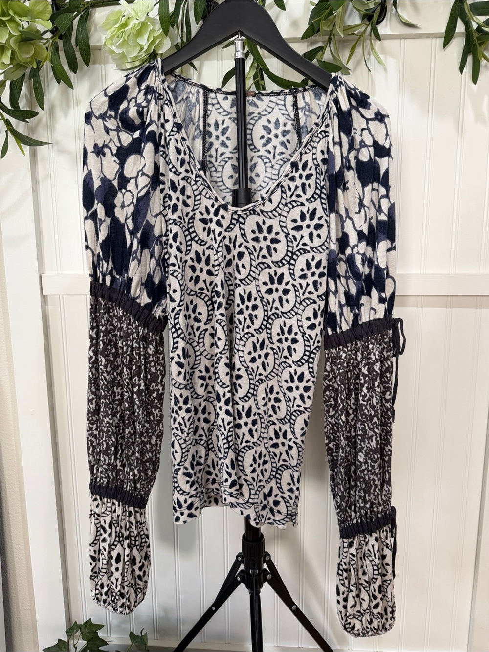 #979 FREE PEOPLE Navy, White, Gray Mixed-Print w Ruched Tie Sleeves RARE